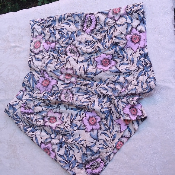 SIZE 8: H&M FLORAL SHORTS - Picture 2 of 5